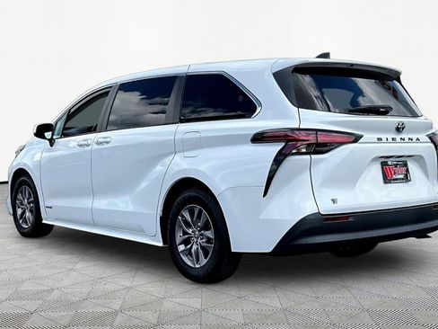 Used 2021 Toyota Sienna LE FWD image 4