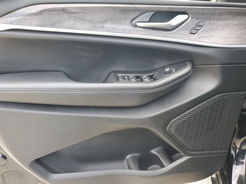 Used 2024 Jeep Grand Cherokee Limited w/ Black Appearance Package image 27