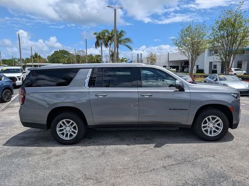 Used 2022 Chevrolet Suburban LT w/ Luxury Package image 8