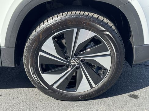 Used 2025 Volkswagen Taos SE AWD/4WD image 12