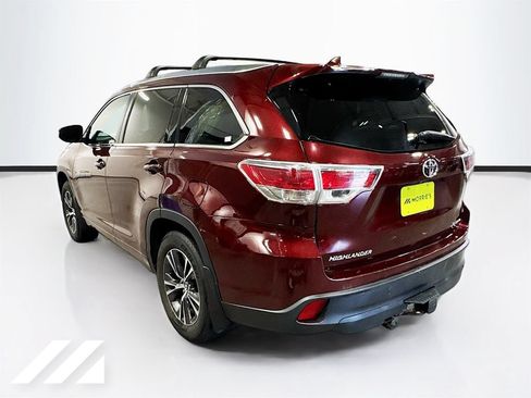 Used 2016 Toyota Highlander XLE w/ Four Season Floor Mat Package AWD/4WD image 7