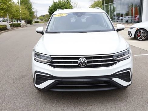 Used 2023 Volkswagen Tiguan SE AWD/4WD image 9