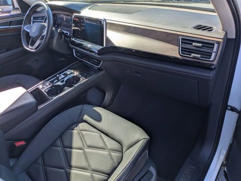 Used 2024 Volkswagen Atlas SE image 30