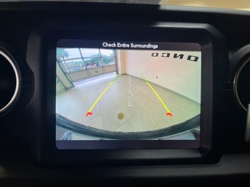 Used 2018 Jeep Wrangler Unlimited Sahara image 23