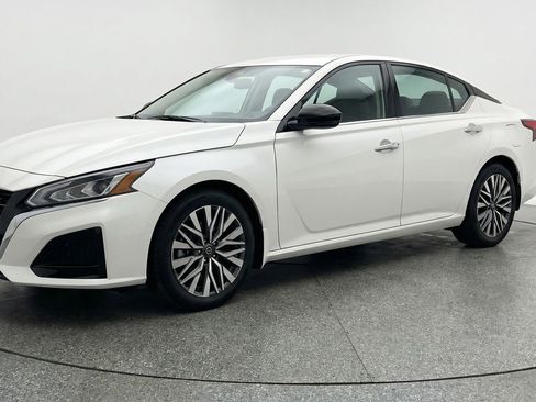 Used 2025 Nissan Altima 2.5 SV image 3