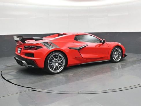 Used 2024 Chevrolet Corvette Z06 w/ Z07 Performance Package image 3