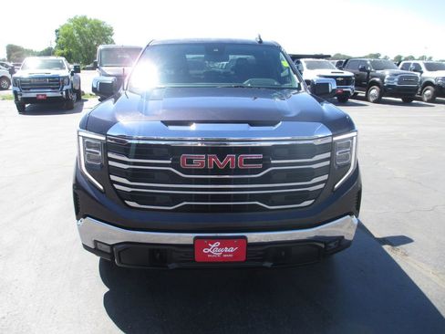 Used 2022 GMC Sierra 1500 SLT w/ SLT Premium Package AWD/4WD image 11