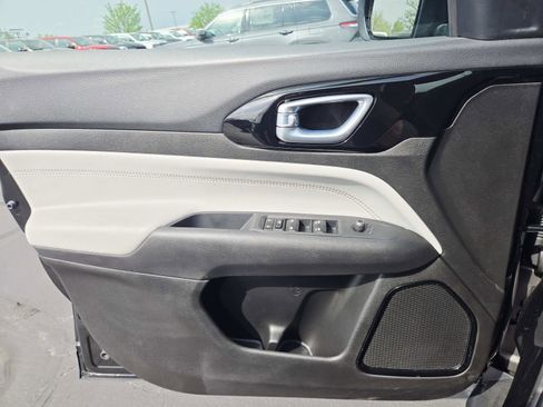 Used 2025 Jeep Compass Limited image 33