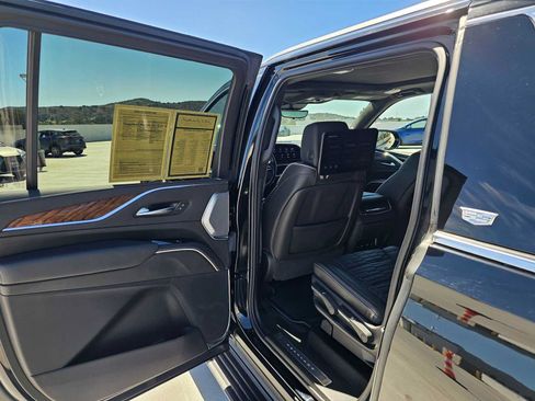 Used 2024 Cadillac Escalade ESV Premium Luxury Platinum AWD/4WD image 18