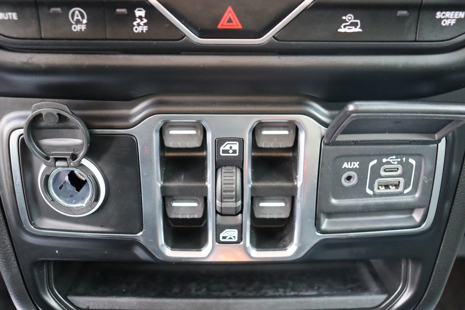 Used 2022 Jeep Wrangler Unlimited Sahara w/ Cold Weather Group AWD/4WD image 34