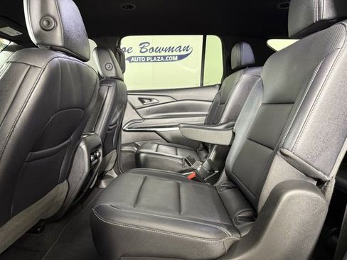 Used 2025 Chevrolet Traverse LT image 13