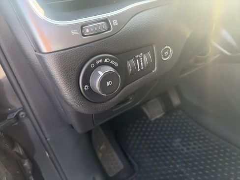 Used 2019 Jeep Cherokee Latitude Plus w/ Comfort/Convenience Group AWD/4WD image 17
