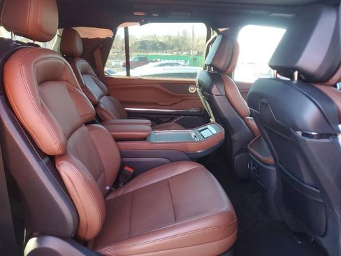 Used 2025 Lincoln Navigator Reserve image 9