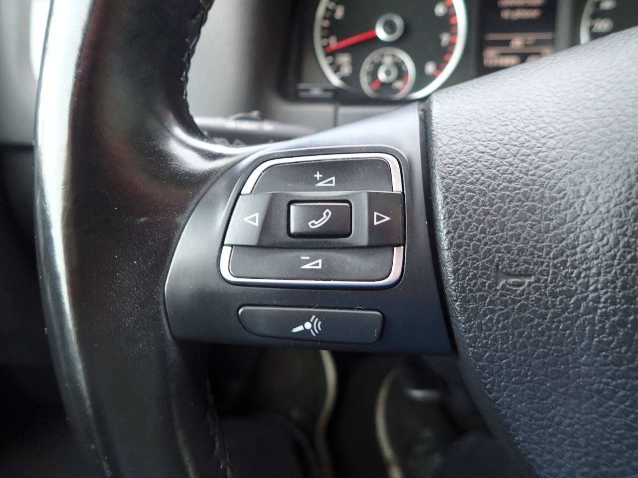 Used 2012 Volkswagen Tiguan SE AWD/4WD image 16