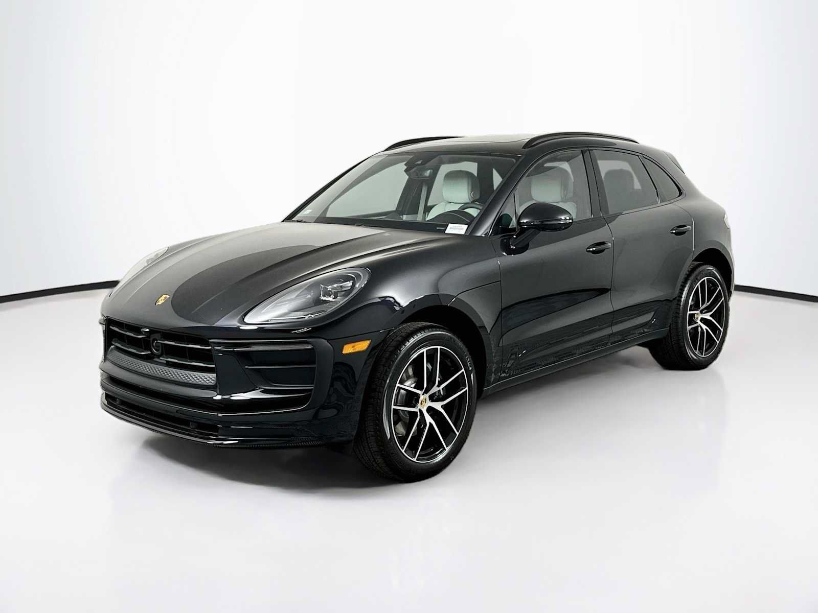 Certified 2025 Porsche Macan AWD/4WD image 1