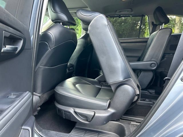 Used 2022 Toyota Highlander XLE AWD/4WD image 46