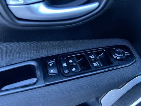 Used 2019 Jeep Renegade Latitude w/ Cold Weather Group image 13