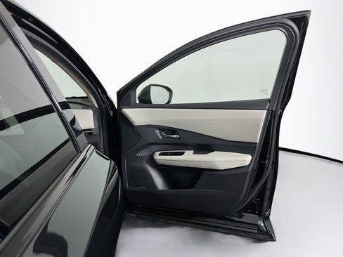 Used 2025 Nissan Ariya FWD image 34