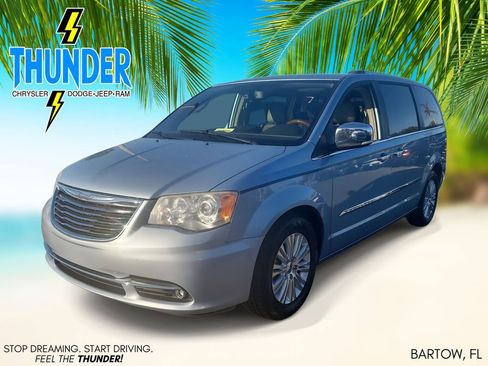 Used 2013 Chrysler Town & Country Limited w/ Luxury Group image 2