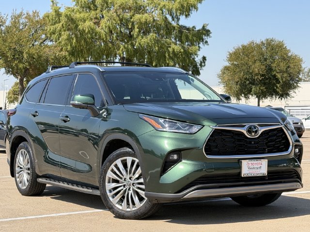 Used 2025 Toyota Highlander Platinum AWD/4WD image 2