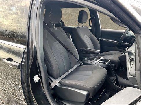 Used 2022 Chrysler Pacifica Touring image 7