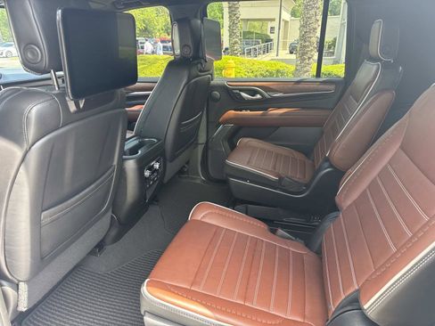 Used 2023 GMC Yukon XL Denali Ultimate AWD/4WD image 12