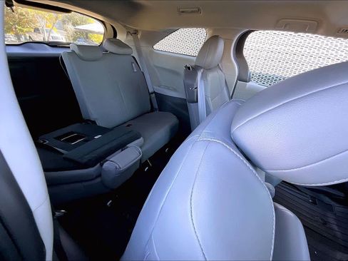 Used 2022 Toyota Sienna XLE image 18