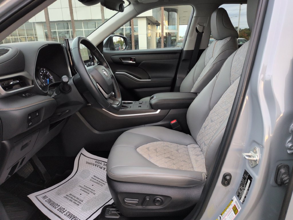 Used 2023 Toyota Highlander Bronze Edition AWD/4WD image 9