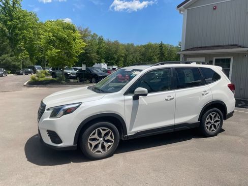 Used 2023 Subaru Forester Premium AWD/4WD image 2