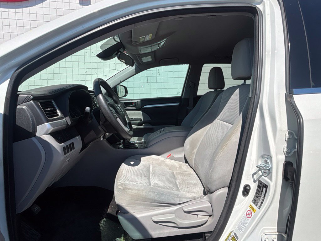 Used 2017 Toyota Highlander LE FWD image 3