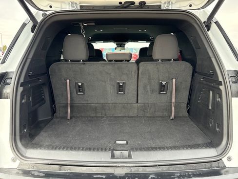 Used 2025 Chevrolet Traverse LT image 27