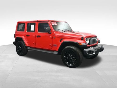 Used 2025 Jeep Wrangler Unlimited Sahara AWD/4WD image 7