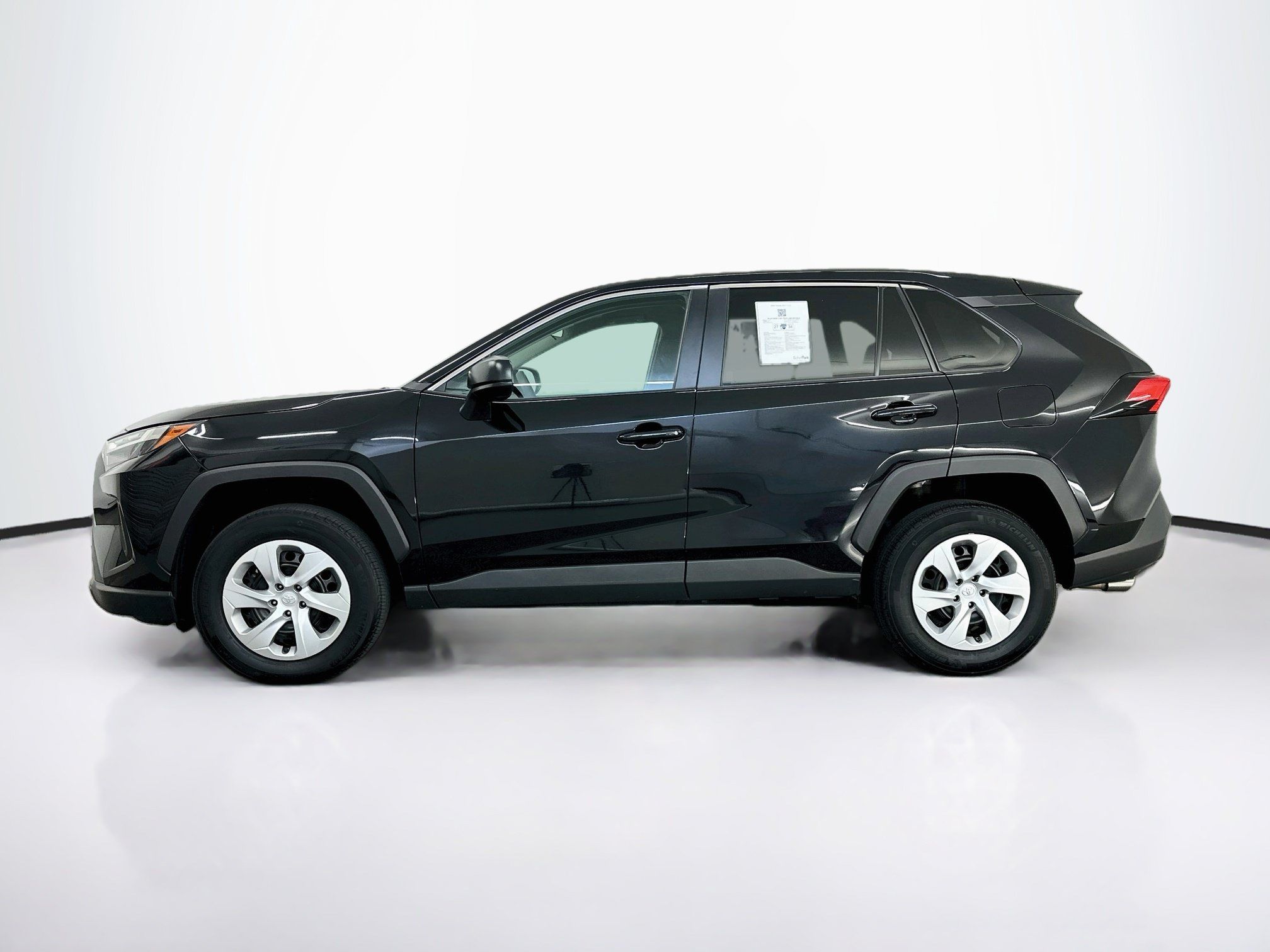 Used 2025 Toyota RAV4 LE AWD/4WD image 4