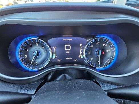 Used 2024 Chrysler Pacifica Touring-L image 22