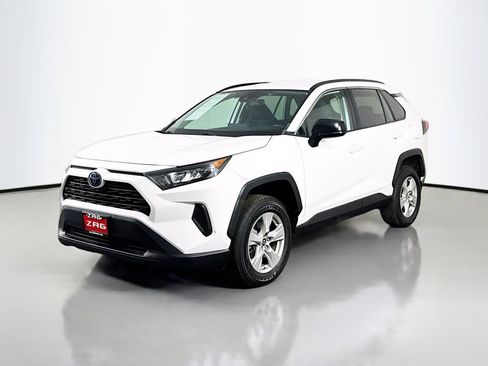 Used 2021 Toyota RAV4 LE image 1