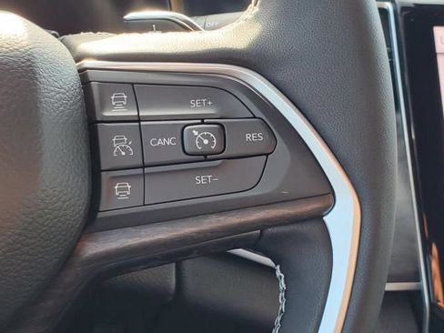 Used 2025 Jeep Grand Cherokee L Limited AWD/4WD image 16