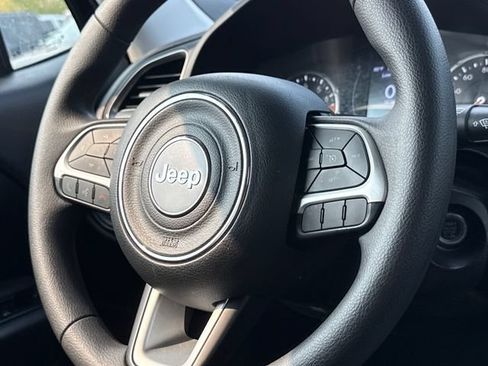 Used 2023 Jeep Renegade Latitude AWD/4WD image 11