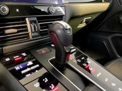 Used 2023 Porsche Macan Turbo image 17