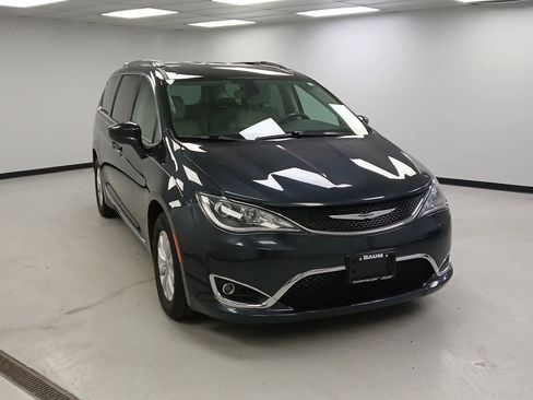 Used 2020 Chrysler Pacifica Touring-L image 2