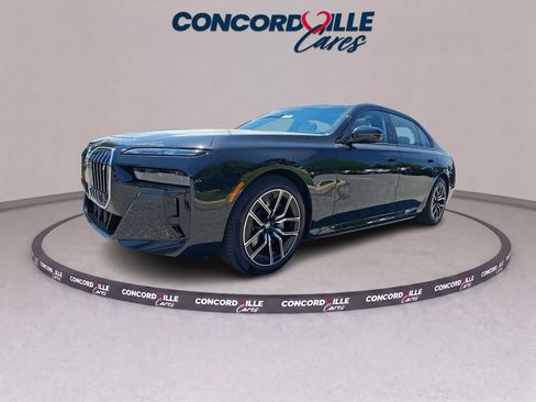 Used 2025 BMW i7 xDrive60 AWD/4WD image 3