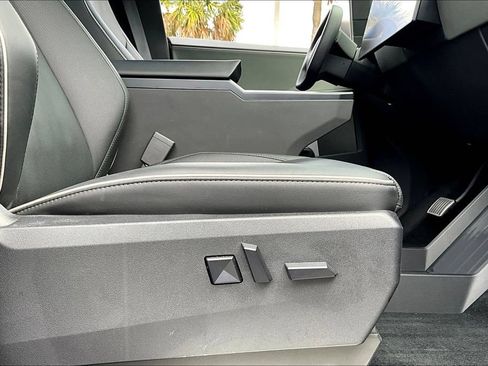 Used 2024 Tesla Cybertruck AWD Crew Cab image 30