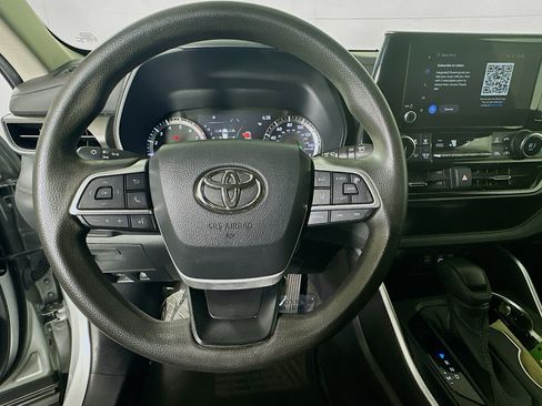 Used 2023 Toyota Highlander L FWD image 15