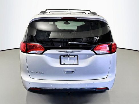 Used 2017 Chrysler Pacifica Touring-L Plus FWD image 6