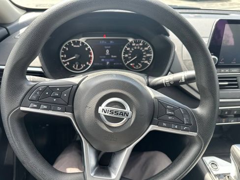 Used 2022 Nissan Altima 2.5 SV AWD/4WD image 2
