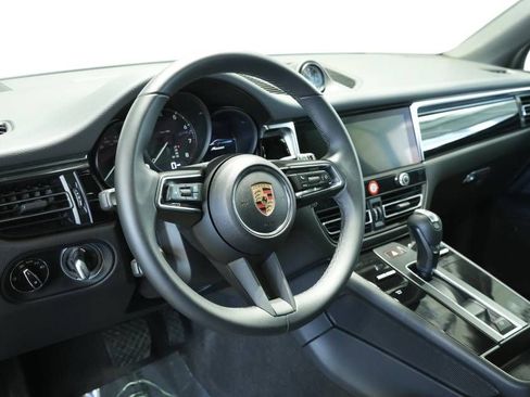 Certified 2025 Porsche Macan AWD/4WD image 4