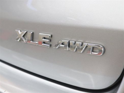 Used 2018 Toyota Highlander XLE AWD/4WD image 9