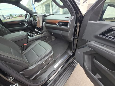 Certified 2025 GMC Yukon XL Denali w/ Sun & Power Step Package AWD/4WD image 30