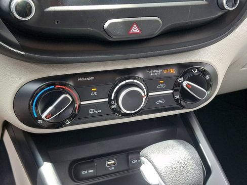 Used 2025 Kia Soul LX w/ LX Technology Package FWD image 15