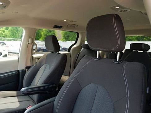 Used 2023 Chrysler Voyager LX image 21