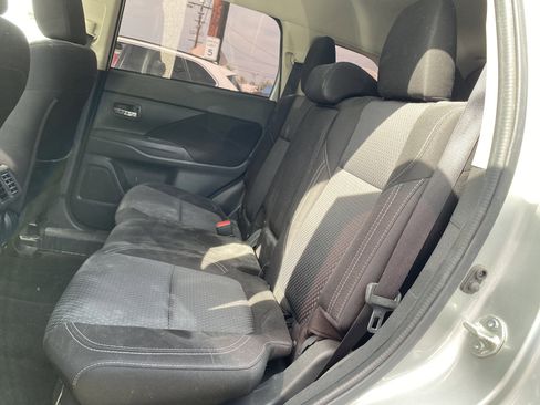 Used 2020 Mitsubishi Outlander ES image 17